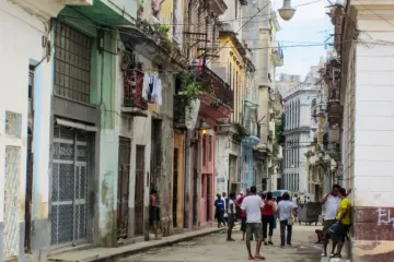 Cidadãos nas ruas de Havana, Cuba.