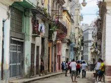 Cidadãos nas ruas de Havana, Cuba.
