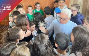 Dom Alessandro Ruffinoni mostra relíquia de Carlo Acutis a adolescentes