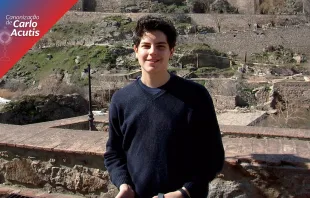 O beato Carlo Acutis com a camisa azul que chegará dia 21 de abril à capela do milagre, em Campo Grande (MS).