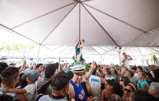 Imagem de Nossa Senhora dos Navegantes chegando ao local da missa campal na praça dos Navegantes