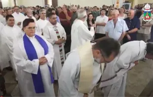 Vivian Schwanke de Oliveira, ministra da Igreja Episcopal Anglicana do Brasil (IEAB), participando da procissão de entrada na missa de Instalação da Arquidiocese de Chapecó (SC) em 9 de fevereiro de 2025.