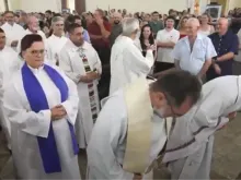 Vivian Schwanke de Oliveira, ministra da Igreja Episcopal Anglicana do Brasil (IEAB), participando da procissão de entrada na missa de Instalação da Arquidiocese de Chapecó (SC) em 9 de fevereiro de 2025.