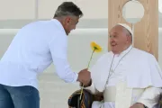 Papa Francisco recebe uma flor na Penitenciária de Montorio, em Verona, Itália