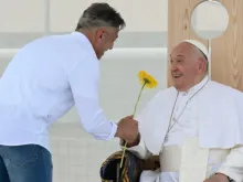 Papa Francisco recebe uma flor na Penitenciária de Montorio, em Verona, Itália