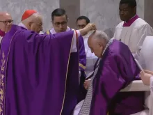 O cardeal Mauro Piacenza impõe cinzas à cabeça do papa Francisco na Missa da Quarta-feira de Cinzas na Basílica de Santa Sabina, em Roma.