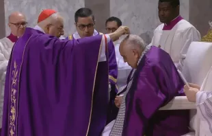 O cardeal Mauro Piacenza impõe cinzas à cabeça do papa Francisco na Missa da Quarta-feira de Cinzas na Basílica de Santa Sabina, em Roma.