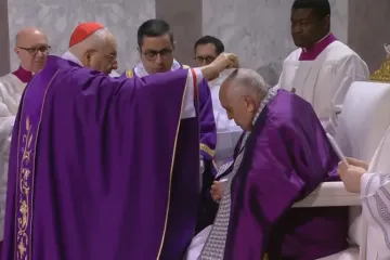 O cardeal Mauro Piacenza impõe cinzas à cabeça do papa Francisco na Missa da Quarta-feira de Cinzas na Basílica de Santa Sabina, em Roma.