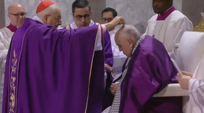 O cardeal Mauro Piacenza impõe cinzas à cabeça do papa Francisco na Missa da Quarta-feira de Cinzas na Basílica de Santa Sabina, em Roma. ?? 