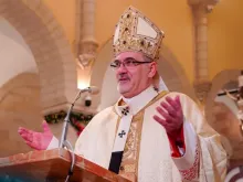 Cardeal Pierbattista Pizzaballa, patriarca latino de Jerusalém, na missa da noite de Natal em Belém.