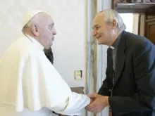 Papa Francisco e cardeal Matteo Zuppi