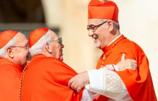O cardeal Giovanni Battista Re saúda o novo cardeal Pierbattista Pizzaballa