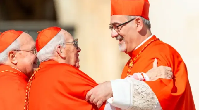 O cardeal Giovanni Battista Re saúda o novo cardeal Pierbattista Pizzaballa ?? 