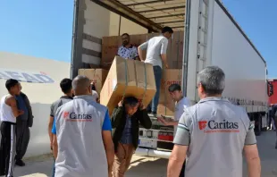 Funcionários da Caritas Turquia apoiando a entrega de itens essenciais para as pessoas afetadas pelo terremoto de 6 de fevereiro de 2023.