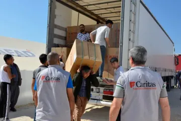 Funcionários da Caritas Turquia apoiando a entrega de itens essenciais para as pessoas afetadas pelo terremoto de 6 de fevereiro de 2023.