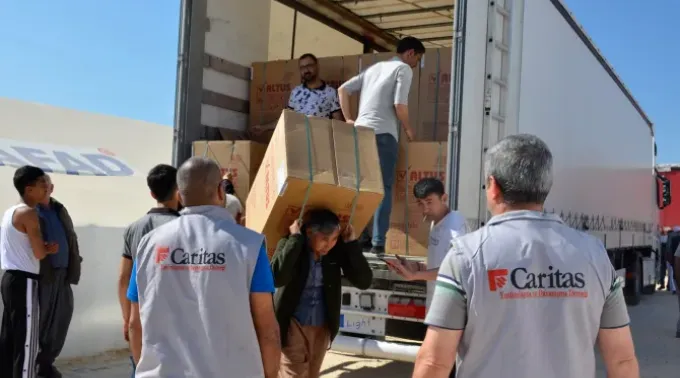 Funcionários da Caritas Turquia apoiando a entrega de itens essenciais para as pessoas afetadas pelo terremoto de 6 de fevereiro de 2023. ?? 