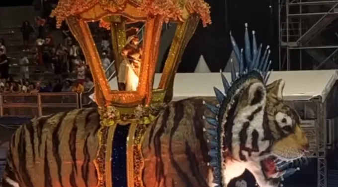 Carro de escola de samba com berlinda do Círio de Nazaré e filha de Fafá de Belém como Nossa Senhora