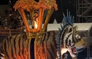 Carro de escola de samba com berlinda do Círio de Nazaré e filha de Fafá de Belém como Nossa Senhora