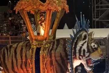 Carro de escola de samba com berlinda do Círio de Nazaré e filha de Fafá de Belém como Nossa Senhora
