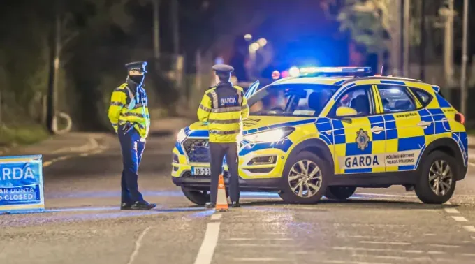 Veículo policial em Finglas, norte de Dublin. ?? 