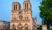Cruz que resistiu ao incêndio é reinstalada na Catedral de Notre Dame