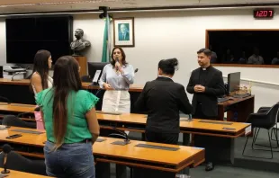 Deputada federal Simone Marquetto e o pároco da catedral de Brasília, padre Agenor Vieira estiveram no primeiro dia da catequese de adultos da Câmara dos Deputados