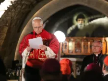 O papa Leão XIV reflete sobre a mensagem duradoura de são Charbel Makhlouf no túmulo do eremita no Mosteiro de São Maron, em Annaya, Líbano, em 1º de dezembro de 2025.