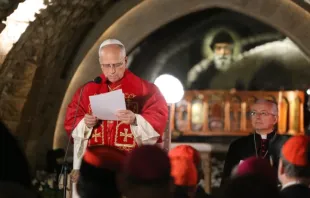 O papa Leão XIV reflete sobre a mensagem duradoura de são Charbel Makhlouf no túmulo do eremita no Mosteiro de São Maron, em Annaya, Líbano, em 1º de dezembro de 2025.