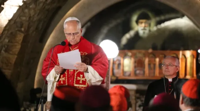 O papa Leão XIV reflete sobre a mensagem duradoura de são Charbel Makhlouf no túmulo do eremita no Mosteiro de São Maron, em Annaya, Líbano, em 1º de dezembro de 2025. ?? 