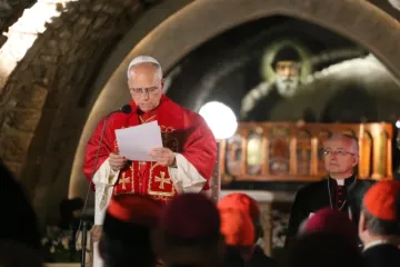 O papa Leão XIV reflete sobre a mensagem duradoura de são Charbel Makhlouf no túmulo do eremita no Mosteiro de São Maron, em Annaya, Líbano, em 1º de dezembro de 2025.