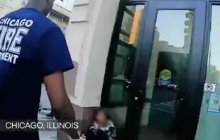 Bombeiros de Chicago atendem uma mulher em frente a uma porta em um vídeo gravado em novembro de 2025 pela Coalition Life.