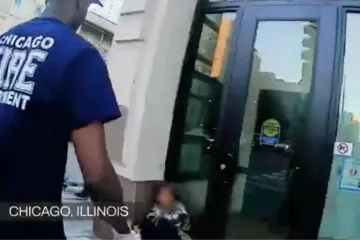 Bombeiros de Chicago atendem uma mulher em frente a uma porta em um vídeo gravado em novembro de 2025 pela Coalition Life.