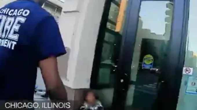 Bombeiros de Chicago atendem uma mulher em frente a uma porta em um vídeo gravado em novembro de 2025 pela Coalition Life. ?? 