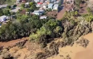 Após passagem do ciclone extratropical no Rio Grande do Sul, casas ficam alagadas.