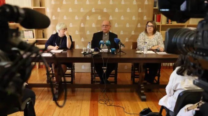 Secretário da CEP, padre Manuel Barbosa, em coletiva de imprensa