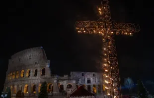 Coliseu Romano durante a Via-Sacra desta Semana Santa 2024