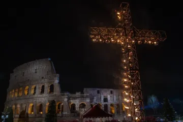 Coliseu Romano durante a Via-Sacra desta Semana Santa 2024