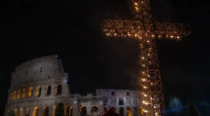 Coliseu Romano durante a Via-Sacra desta Semana Santa 2024