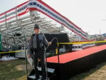 Agentes de segurança perto do local do comício de Donald Trump ontem (13) em Butler, na Pensilvânia, depois da tentativa de assassinato do ex-presidente