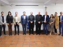 O arcebispo de Caxias do Sul (RS), dom José Gislon, com membros da Comissão Diocesana de Tutela dos Menores e das Pessoas Vulneráveis.