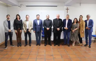 O arcebispo de Caxias do Sul (RS), dom José Gislon, com membros da Comissão Diocesana de Tutela dos Menores e das Pessoas Vulneráveis.