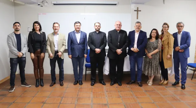 O arcebispo de Caxias do Sul (RS), dom José Gislon, com membros da Comissão Diocesana de Tutela dos Menores e das Pessoas Vulneráveis. ?? 