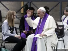 O papa Francisco confessa uma jovem na Praça de São Pedro.