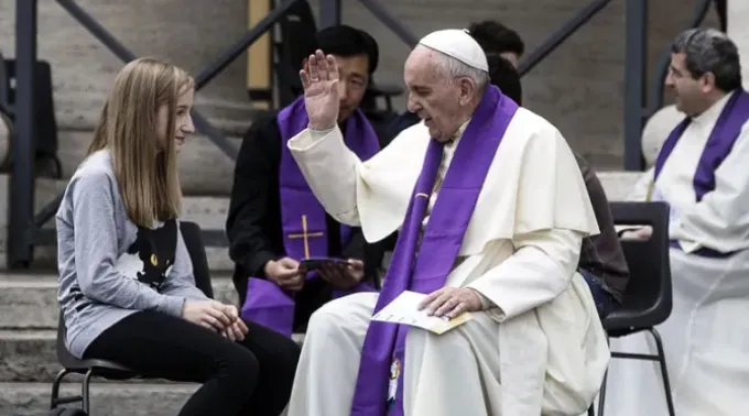 O papa Francisco confessa uma jovem na Praça de São Pedro. ?? 