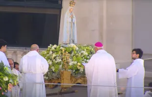 Dom José Ornelas consagrando o pontificado do papa Leão XIV a Nossa Senhora de Fátima.