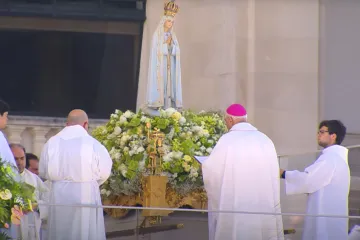 Dom José Ornelas consagrando o pontificado do papa Leão XIV a Nossa Senhora de Fátima.