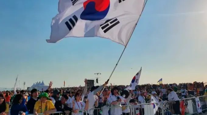 Peregrinos sul-coreanos agitam bandeira na missa com o papa Francisco para o encerramento da Jornada Mundial da Juventude 2023, em Lisboa, no dia 6 de agosto de 2023. ?? 