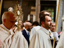 Papa Leão XIV na procissão eucarística em Roma