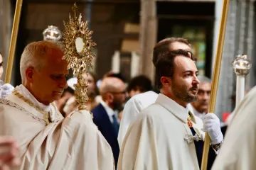 Papa Leão XIV na procissão eucarística em Roma