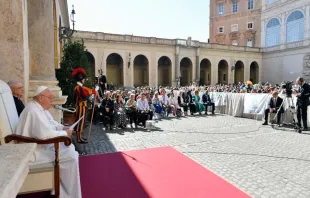 Papa Francisco em audiência com membros da Fazenda da Esperança no Vaticano hoje (29).